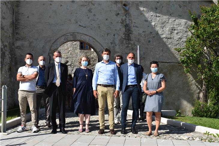 Bei der 20-Jahr-Feier (v.r.): Angelika Fleckinger, Stefan Planker, Christian Terzer, Daniel Alfreider, Eidth Ploner, Heinrich Huber, Roland Verra und Gustav Mischi (Foto: LPA/Roman Clara)