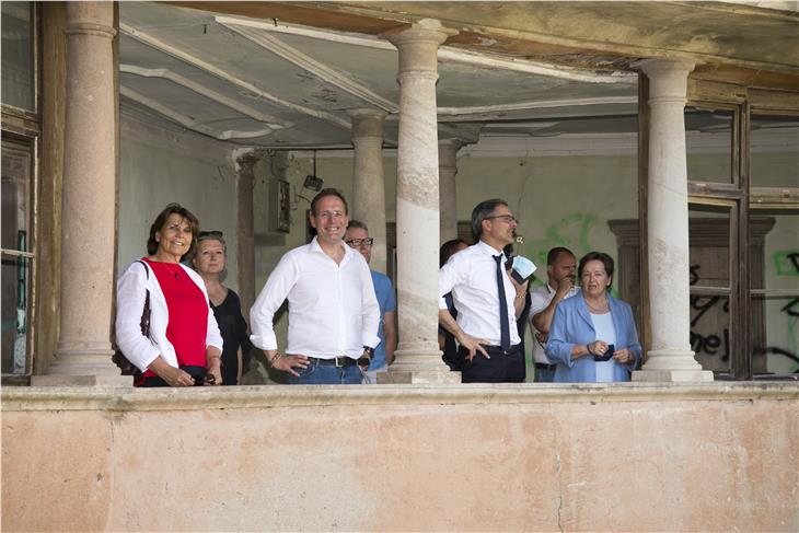 Ortsaugenschein im landeseigenen Ansitz Buol in Kaltern, v.l. LRin Hochgruber Kuenzer, Landeskonservatorin Dalla Torre, LR Bessone, LH Kompatscher, Abteilungsdirektor Bedin und BMin Benin (Foto: LPA/ Gemeinde Kaltern)