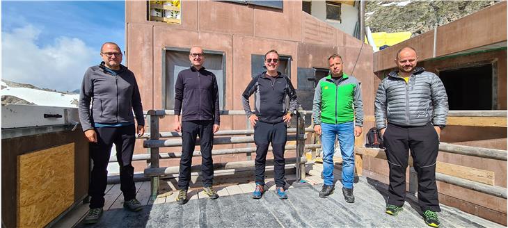 Lokalaugenschein am Bauplatz für die Stettiner Hütte: (v.l.) Stefan Canale, Andrea Fregoni, Andreas Schwarz, LR Massimo Bessone, Roland Graf. (Foto: LPA/Ressort für Hochbau)