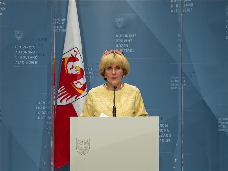 In Abwesenheit von LH Kompatscher hat heute seine Stellvertreterin Waltraud Deeg die Sitzung der Landesregierung geleitet und auch in der Pressekonferenz über die wichtigsten Beschlüsse der Landesregierung berichtet. (Foto: LPA/Brucculeri)