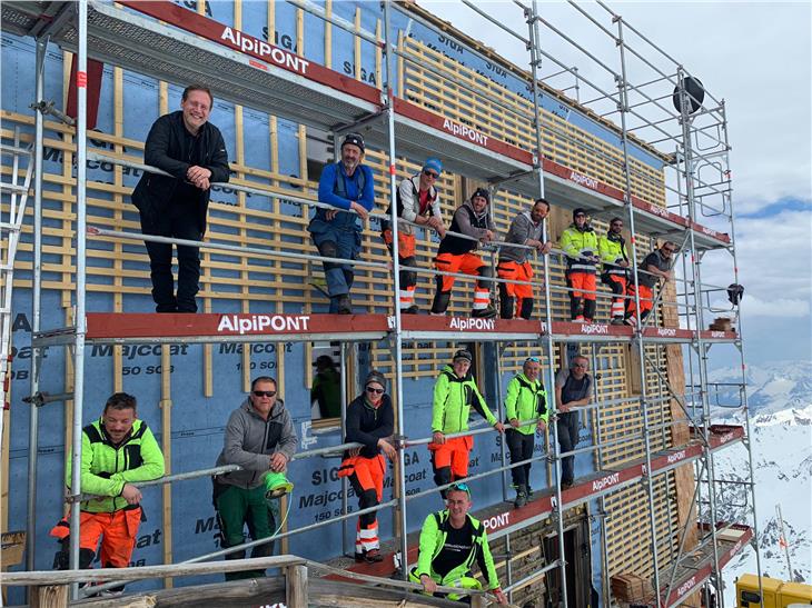 Die Sanierung des Becherhauses ist bald abgeschlossen. LR Bessone (oben links) hat sich ein Bild von den Arbeiten gemacht. (Foto: LPA)