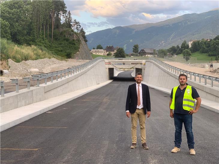 LR Alfreider begutachtet mit Bauleiter Andreas Pichler den ersten neuen Straßenabschnitt der Gadertaler Einfahrt, der ab 12. Juli befahren werden kann. (Foto: LPA)