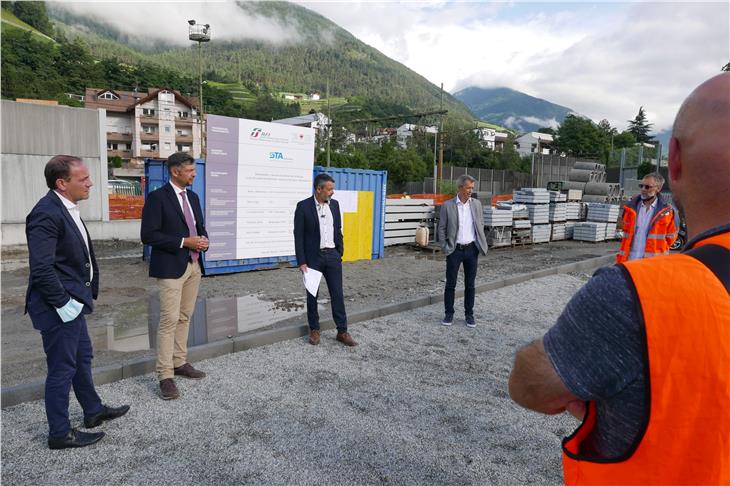 Umweltlandesrat Vettorato, Mobilitätslandesrat Alfreider, STA-Direktor Joachim Dejaco und der Direktor des Landesamts für Luft und Lärm Georg Pichler beim Lokalaugenschein. (Foto: LPA/Ingo Dejaco)