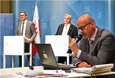 LH Kompatscher, LR Mussner und Abteilungsdirektor Burger präsentierten den ersten Entwurf des neuen Mobilitätsplans (FOTO: Roman Clara - www.provinz.bz.it/news)