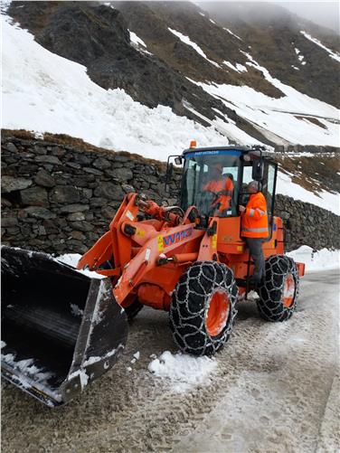 Die Arbeiten zur Schneeräumung auf Südtirols Passtraßen laufen auf Hochtouren (Foto: LPA/Abteilung Straßendienst)