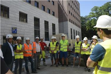 Un momento della visita al cantiere di piazza Magnago della quinta geometri di lingua tedesca Foto Usp Canins