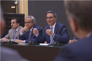 Il presidente Kompatscher illustra le misure adottate nel corso del mandato. Foto: USP/bf