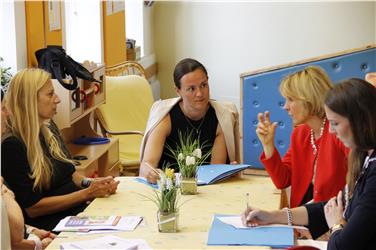 La ministra austriaca alla famiglia Bogner-Strauß durante la visita al centro Elki di Bolzano (Foto: USP/Hannes Wisthaler)