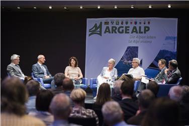 La rilevanza dell’energia idroelettrica alpina e le sue prospettive future discusse ieri 12 giugno in simposio ArgeAlp a Chur con discussione finale (Foto: Staatskanzlei Graubünden)