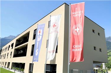 Unica sede per i servizi di emergenza di Croce Rossa e Croce Bianca e degli uffici dell’AVIS a Merano. La consegna simbolica agli utenti  da parte dell'assessore Christian Tommasini (Foto: USP/Roman Clara)