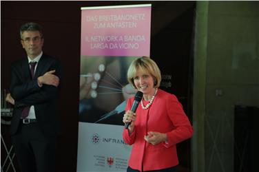 L'assessora Deeg durante la presentazione - Foto: LPA/Dario Tommaseo