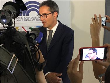 Il presidente Kompatscher intervistato a margine della Conferenza delle Regioni (Foto USP/mb)