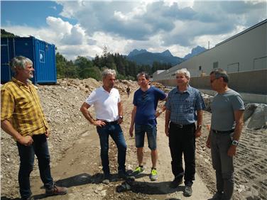 Visita al cantiere di Monguelfo: (da sinistra) Martin Moser, l'assessore Schuler, il sindaco Albin Schwingshackl, Pollinger, il direttore d'Ufficio Sandro Gius. Foto: USP/Judith Weissensteiner