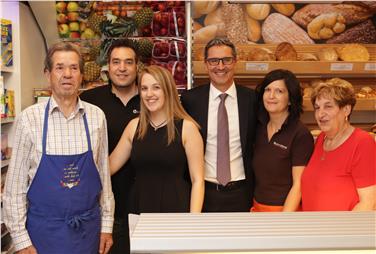 Foto di famiglia: da sinistra Karl Lanznaster, il titolare Armin Lanznaster, la figlia Miriam, Kompatscher, la moglie Renate e la nonna Herta. Foto: USP/sf
