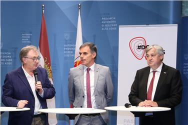 Necessita una nuova cultura della mobilità nell'area dolomitica, così Gilmozzi (1. da sx) alla presentazione di #dolomitesvives con Theiner e Mussner (Foto: USP/Roman Clara)