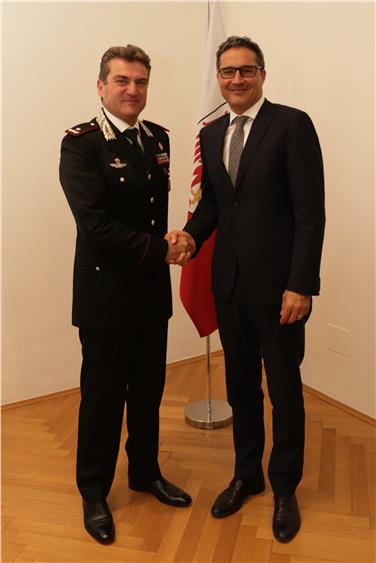 Foto ufficiale di rito per Arno Kompatscher e Massimo Menniti (Foto USP/mb)