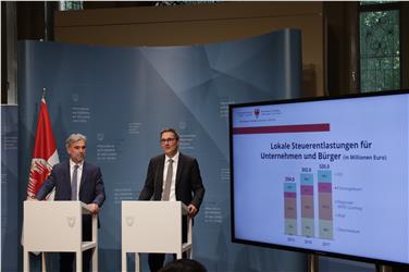 L'assessore Schuler (sx) e il presidente Kompatscher illustrano i dati dei contributi arretrati pagati. Foto: USP/sf