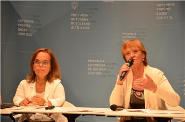 L'assessora Martha Stocker ha presentato la Relazione sanitaria 2017 assieme a Carla Melani, coordinatrice dell'Osservatorio per la salute Foto: USP/Ulrike Griesser