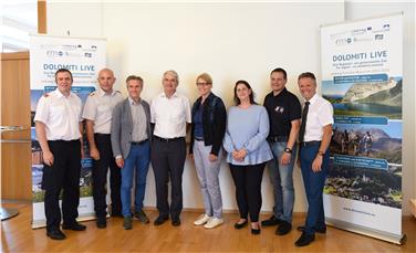 Da sinistra: Klaus Klöbel, Georg Schicker, Willigis Gallmetzer, il direttore della Protezione civile Rudolf Pollinger, Bettina Wengler, la presidente comprensoriale Olga Reisner, Andreas Schautzgy, il presidente comprensoriale Christoph Platzgummer