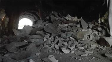 Particolare dei 30 metri cubi di materiale caduti nella galleria Foto Servizio Strade