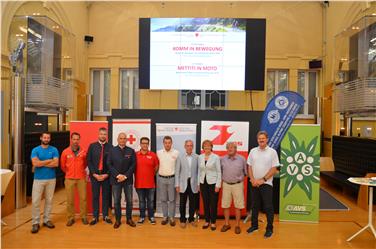 Foto di gruppo dei rappresentanti delle associazioni che prendono parte alla campagna con l'assessora Martha Stocker Foto: USP/Anne Savio