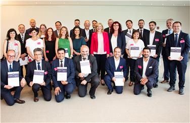 I finalisti nell'ambito del concorso europeo RegioStars: da destra Silvano Ciani (Dr. Schär), al centro Corina Cretu, commissario UE per le Politiche regionali