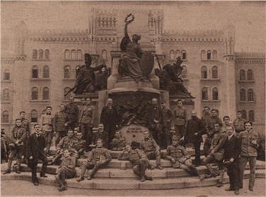 Gli studenti del "k.k. Reform-Realgymnasium a Bolzano" in una foto pubblicata dal giornale bolzanino "Der Tiroler" del 3 luglio 1918