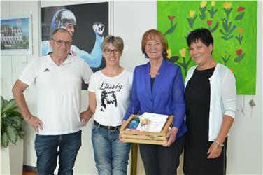 Da sinistra il membro del direttivo Richard Ranigler, l'ex presidente Helene Roschatt, l'assessora Martha Stocker, la componente del direttivo Anni Öttl. Foto: USP