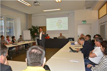 L'assessore Theiner a colloquio con i rappresentanti di Comuni, associazioni economiche, sindacati, organizzazioni del sociale e ambientaliste. Foto: USP