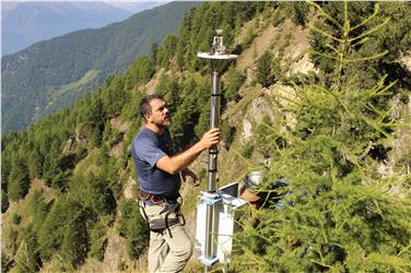 Andreoli mentre installa una telecamera comandata da pluviometro sul bacino del Gadria in val Venosta. Foto: USP