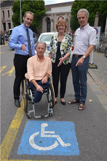 La Giunta ha approvato nel corso della seduta odierna (17 luglio) i criteri valutativi per il rilascio del contrassegno parcheggio per invalidi. Nella foto l'assessora Stocker con i componenti del gruppo di lavoro, da sin. Neeb, Telser e Tischler