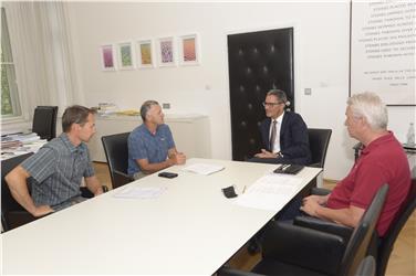 Le guide alpine da Kompatscher (terzo da sinistra): da sinistra il presidente Irsara, il direttore della commissione tecnica Steiner e il direttore d'Ufficio Haller. Foto: USP/Barbara Franzelin