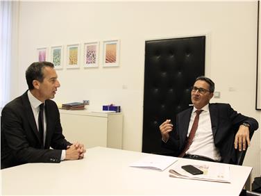 L'ex cancelliere austriaco Christian Kern a colloquio con il presidente Arno Kompatscher Foto Usp Mc