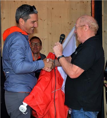Il presidente, Arno Kompatscher, consegna la bandiera della Provincia al gestore del rifugio, Günther Knapp Foto: USP/Peter Daldos