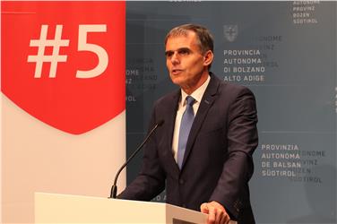 #% - L’assessore Theiner ha stilato un breve bilancio dell’attività svolta in questi cinque anni illustrando le sfide affrontate e i traguardi raggiunti nell’arco del suo mandato (Foto: USP/M.Bolognini)