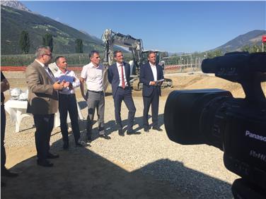 Il presidente Kompatscher e l'assessore Theiner alla cerimonia di posa della prima pietra della cabina elettrica primaria a Laces - Foto: USP/gnews