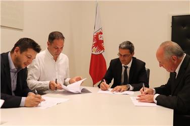 La firma dell'accordo: da sinistra Sartori, Hofer, Kompatscher, Tiefenthaler. Foto: USP/Maja Clara