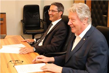 Accordo politico fra Provincia e Comune: Arno Kompatscher e Renzo Caramaschi (Foto USP/mb)