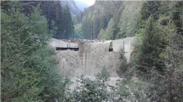 La grande diga di trattenuta nella notte di sabato ha raccolto 25.000 metri cubi di materiale e legno. Foto: USP