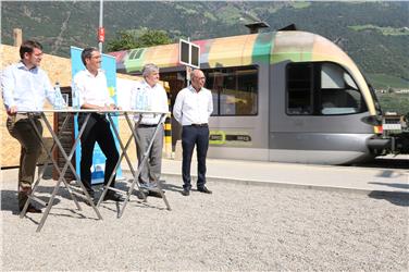 Il presidente della STA Ausserdorfer, Kompatscher, Mussner e il capo Dipartimento Valentino Pagani hanno fatto il punto della situazione a Naturno. Foto: USP/Roman Clara