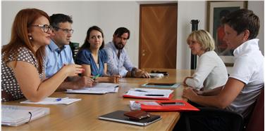 L'assessora Deeg durante l'incontro con le cooperative che si occupano di assistenza alla prima infanzia (Foto USP)