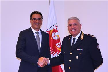 Collaborazione per la sicurezza: Kompatscher e il dirigente della Polizia stradale Peluso (Foto USP/rc)