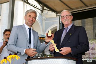 A tutela delle api: Arnold Schuler con l'Obmann dell'associazione apicoltori, Engelbert Pohl (Foto USP)