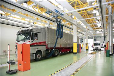 Il collaudio di un mezzo pesante presso il Centro revisione veicoli della Provincia (Foto USP)