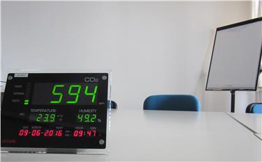 La strumentazione per misurare la concentrazione di anidride carbonica nelle aule (Foto USP)