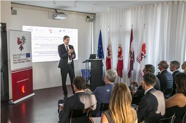 Il rettore di Unibz, Paolo Lugli, spiega gli obiettivi del Master Euregio in pubblica amministrazione (Foto Unibz)