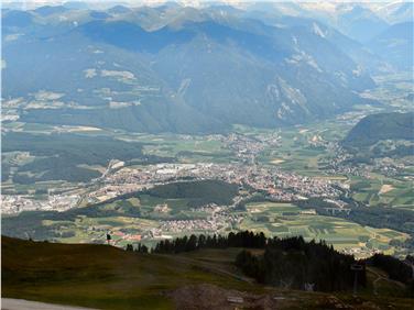 Una panoramica di Brunico vista dal Plan de Corones (Foto Bbruno/CC-BY-SA-3.0)