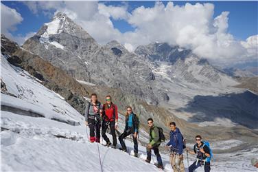 Gli studenti delle scuole superiori italiane e tedesche durante la salita alla Cima di Solda. Foto: USP/Hubert Wegmann
