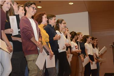 Alcuni dei premiati per il 10 e lode in terza media Foto Usp Diqui