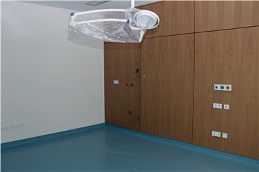 Le sale per il nuovo pronto soccorso nell'edificio della nuova clinica di Bolzano possono ora essere arredate. Foto: USP/Roman Clara